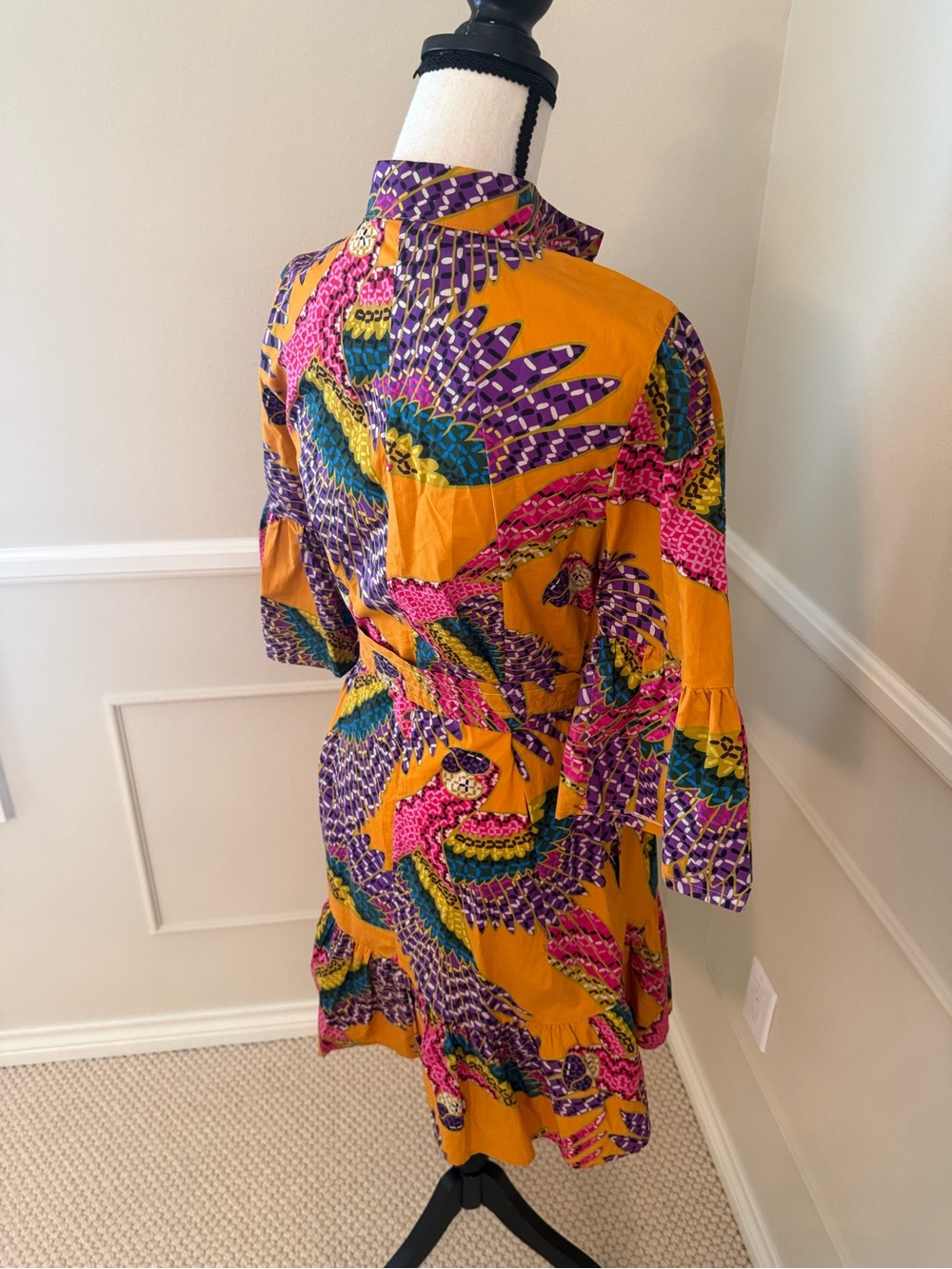 Parrot-themed, belted FARM Rio mini dress with three-quarter sleeves - Picture 6 of 9